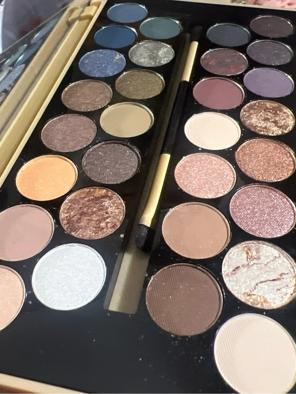 Makeup Revolution Fortune Favours The Brave Eyeshadow Palette - Gold